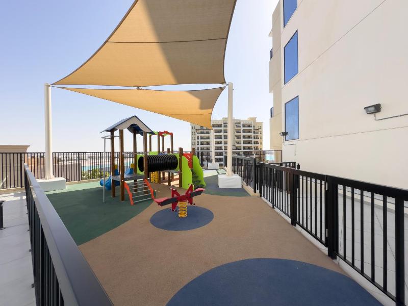 Bright & Stylish 1BR in Marina Al Hamra Village - image 13