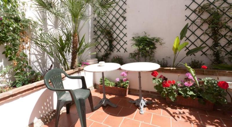 Double Room with Patio image 4