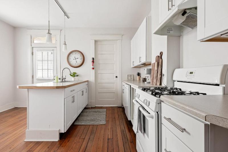 Lockerbie Townhome - Steps to Mass Ave - Sleeps 8 - Family Friendly - image 30