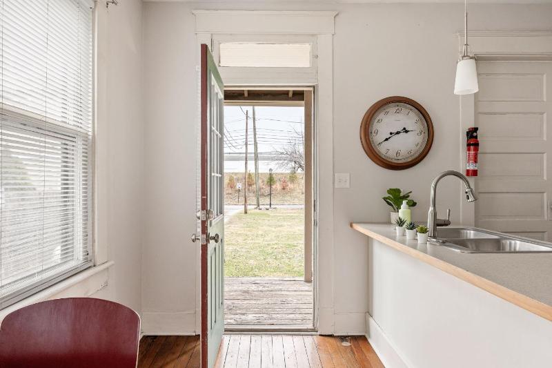 Lockerbie Townhome - Steps to Mass Ave - Sleeps 8 - Family Friendly - image 11