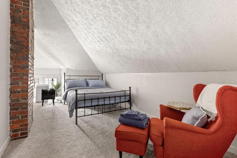 Lockerbie Townhome - Steps to Mass Ave - Sleeps 8 - Family Friendly - image 15