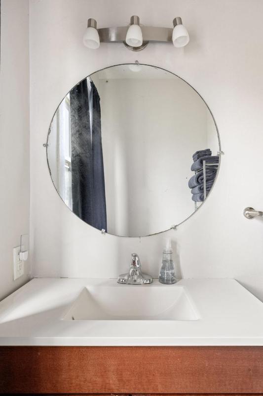 Lockerbie Townhome - Steps to Mass Ave - Sleeps 8 - Family Friendly - image 12