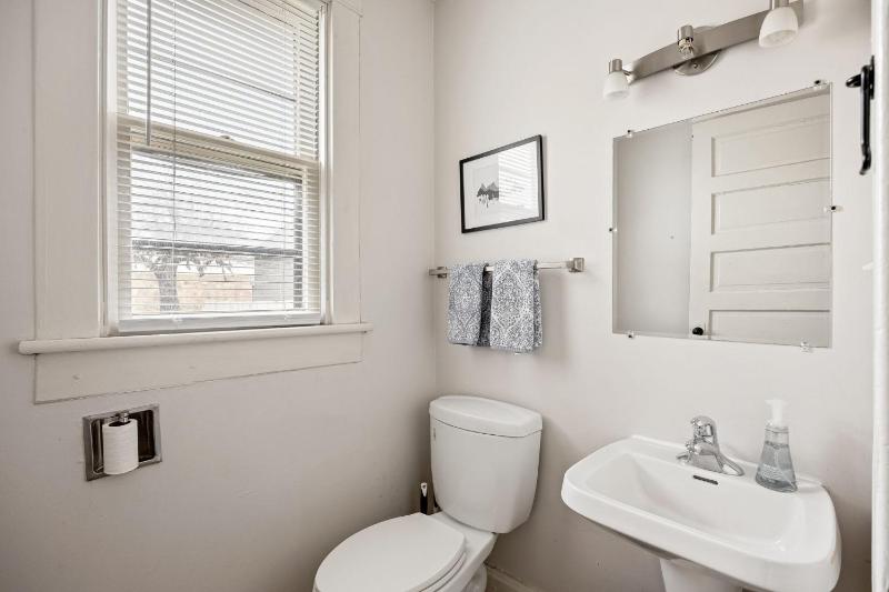 Lockerbie Townhome - Steps to Mass Ave - Sleeps 8 - Family Friendly - image 33