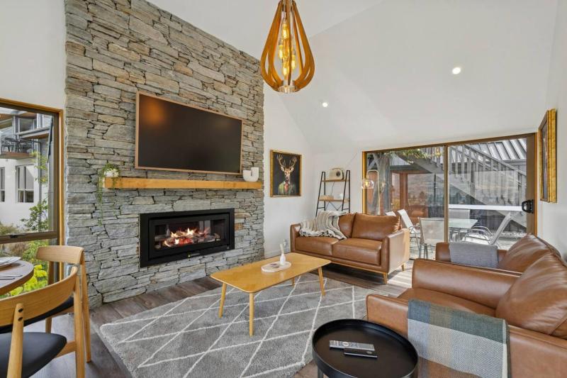 Earnslaw Lakeview Retreat close to town + parking - image 1