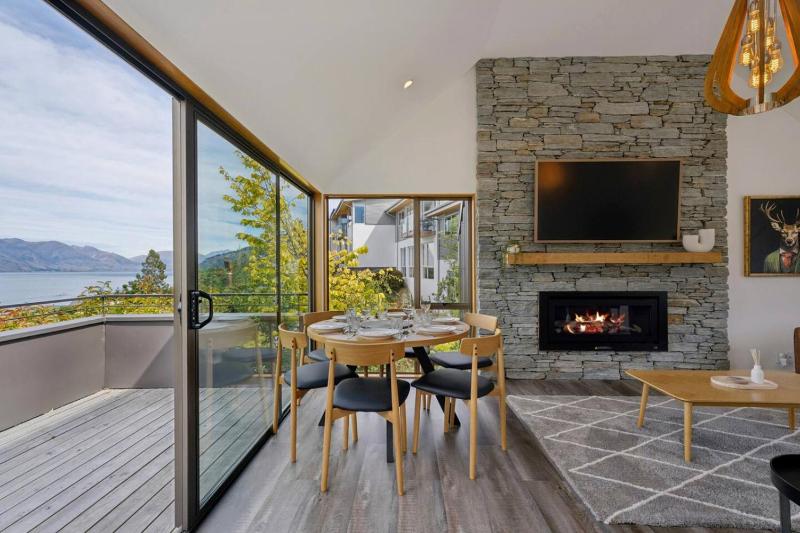 Earnslaw Lakeview Retreat close to town + parking - image 21