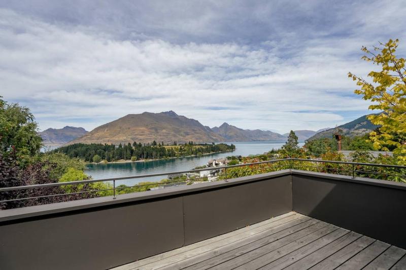 Earnslaw Lakeview Retreat close to town + parking - image 27