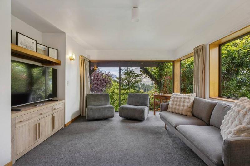 Earnslaw Lakeview Retreat close to town + parking - image 30