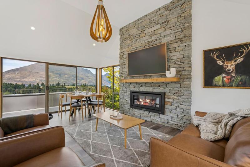 Earnslaw Lakeview Retreat close to town + parking - image 24