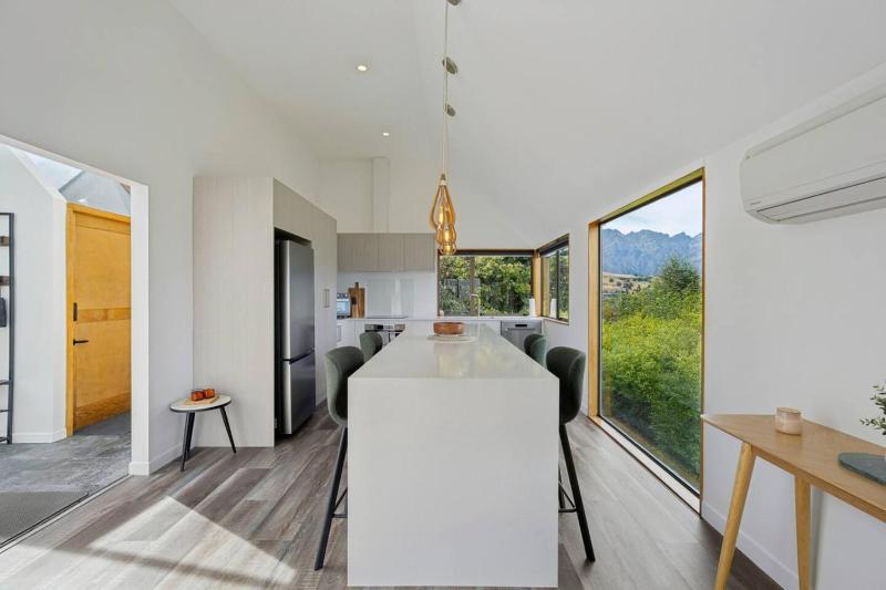 Earnslaw Lakeview Retreat close to town + parking - image 2
