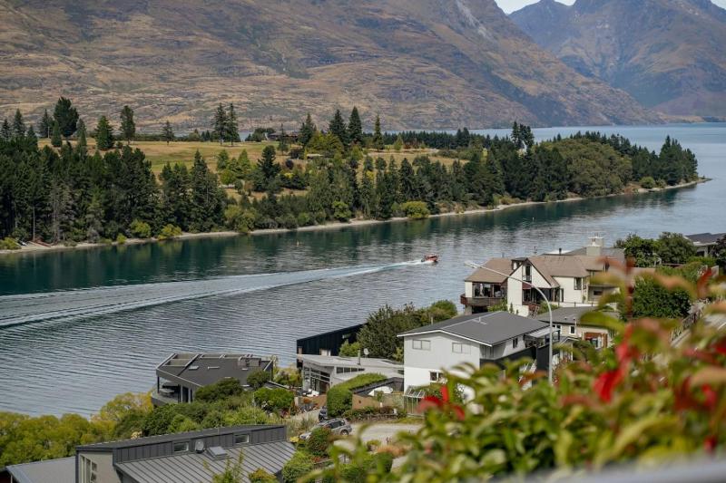 Earnslaw Lakeview Retreat close to town + parking - image 11