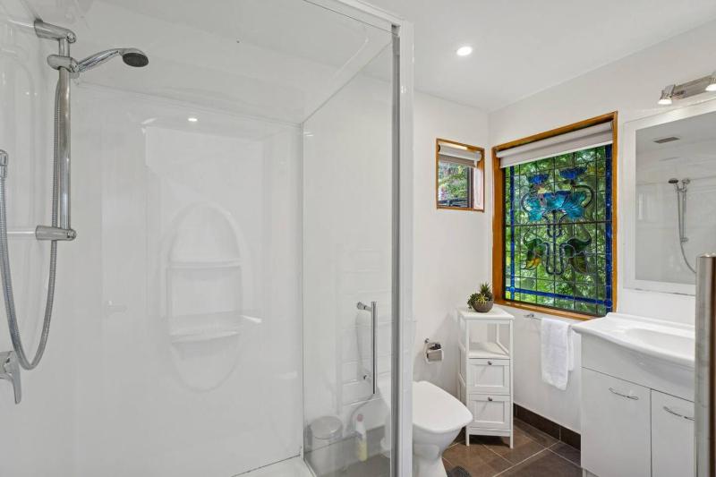 Earnslaw Lakeview Retreat close to town + parking - image 17