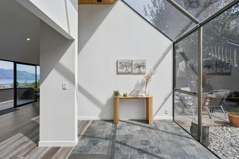 Earnslaw Lakeview Retreat close to town + parking - image 20