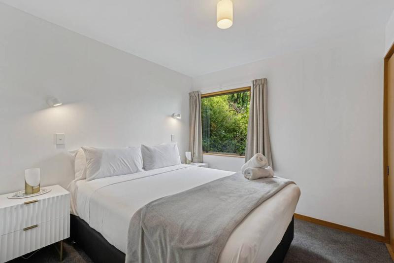 Earnslaw Lakeview Retreat close to town + parking - image 26