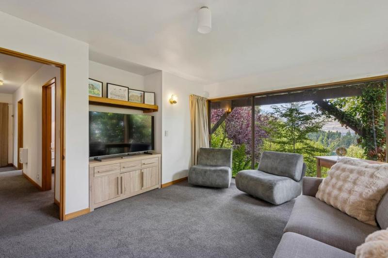 Earnslaw Lakeview Retreat close to town + parking - image 22
