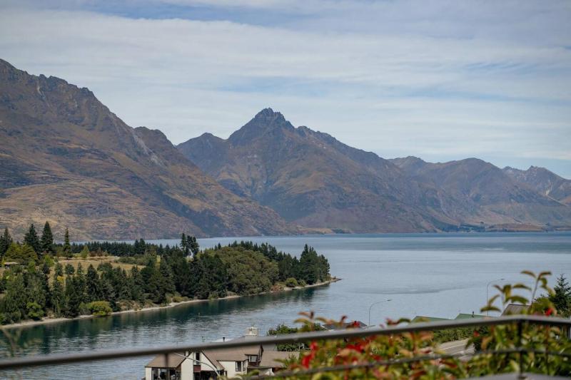 Earnslaw Lakeview Retreat close to town + parking - image 14