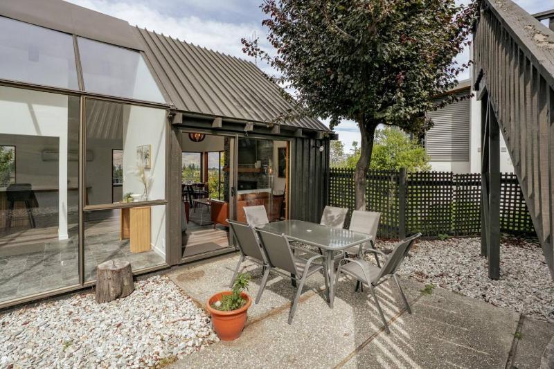 Earnslaw Lakeview Retreat close to town + parking - image 25