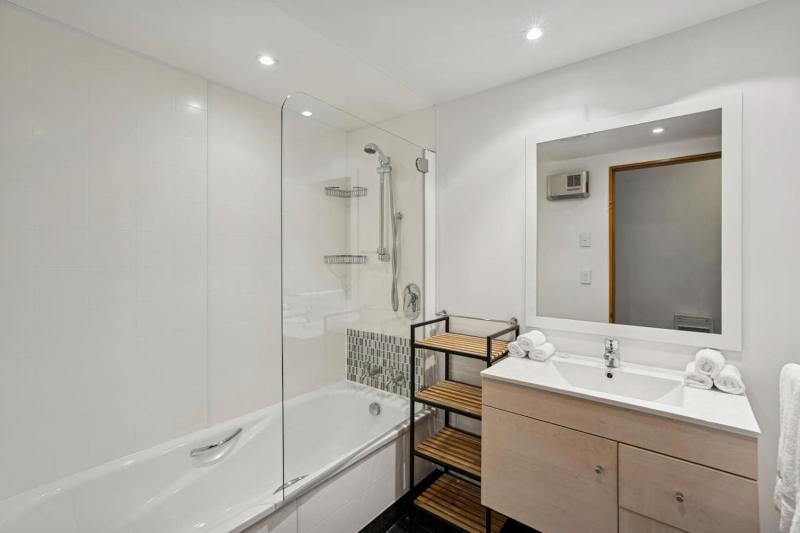Earnslaw Lakeview Retreat close to town + parking - image 23