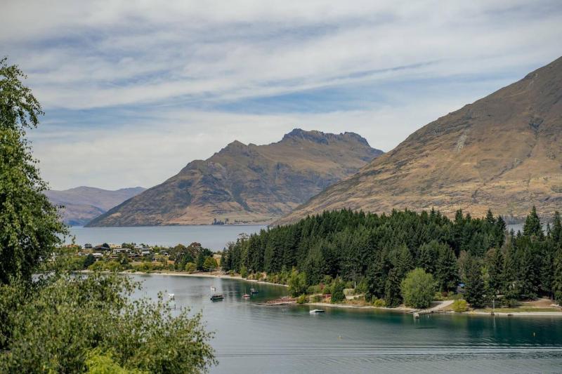Earnslaw Lakeview Retreat close to town + parking - image 4