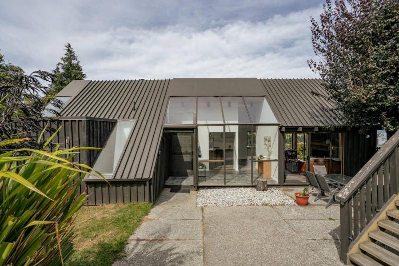 Earnslaw Lakeview Retreat close to town + parking - image 3