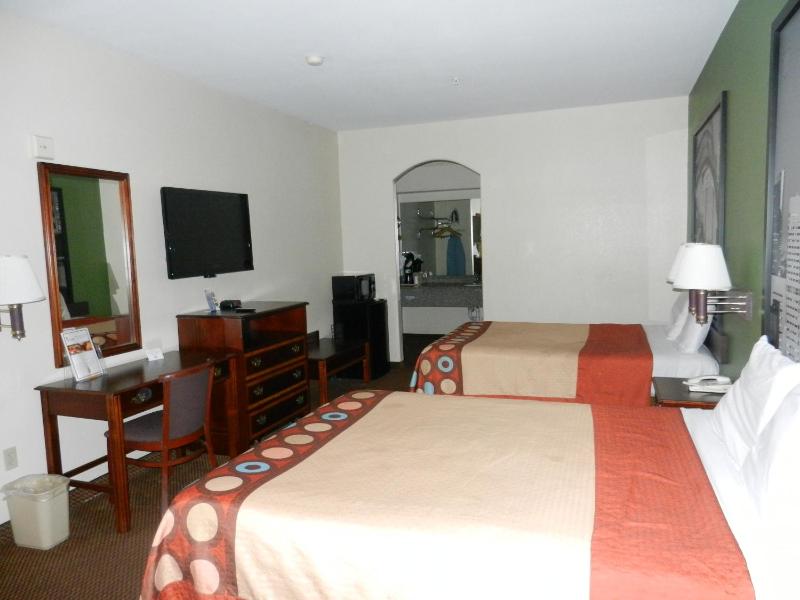 Queen Room with Two Queen Beds - Non-Smoking image 3