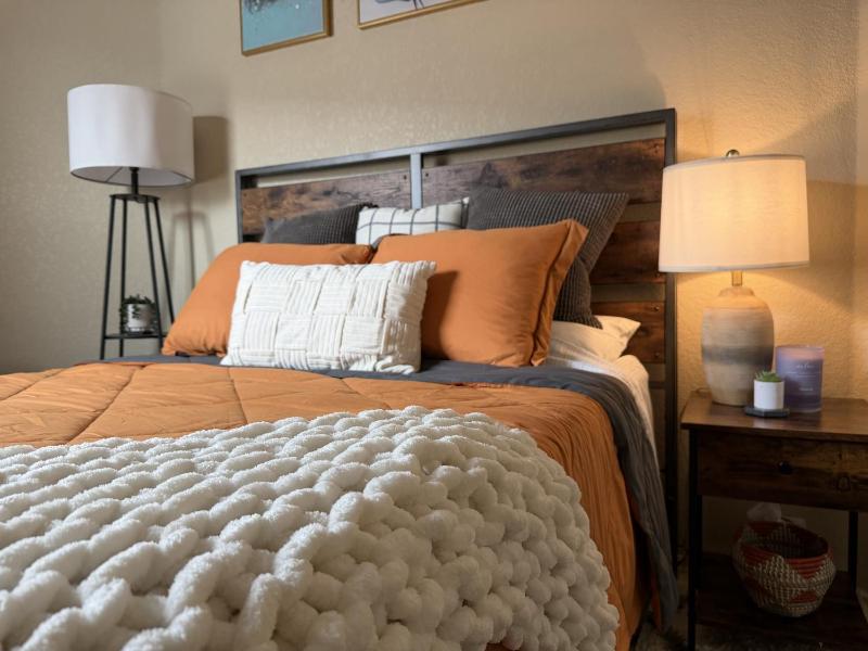 Pet-Friendly 3BR - Fire Pit & Games Near Sea World - image 10