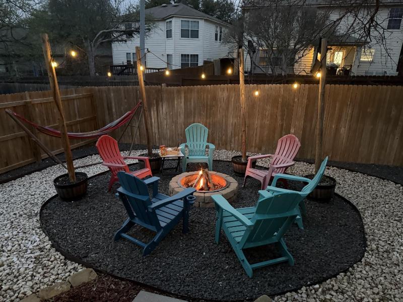Pet-Friendly 3BR - Fire Pit & Games Near Sea World - image 1