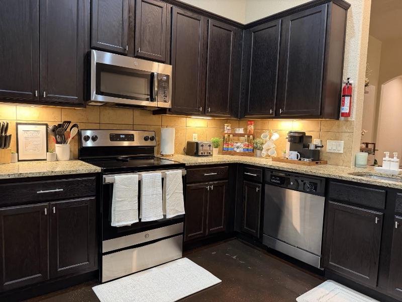 Pet-Friendly 3BR - Fire Pit & Games Near Sea World - image 6