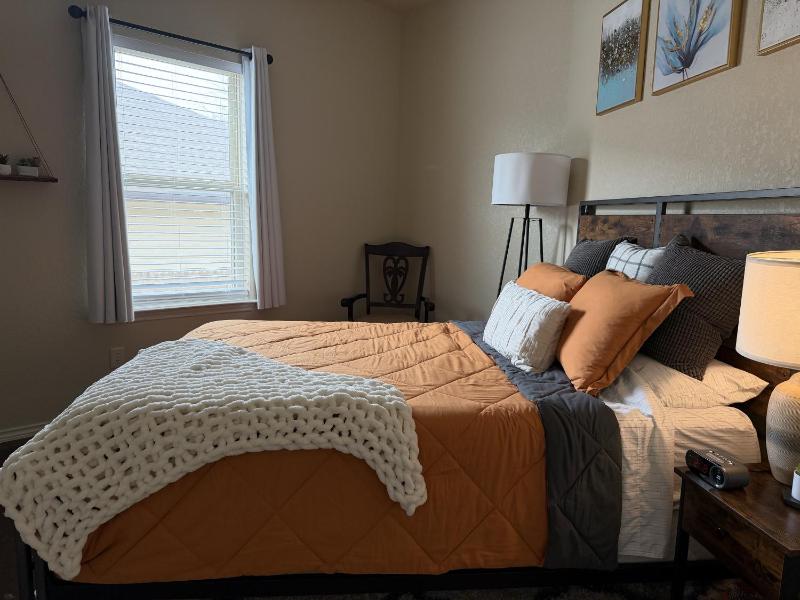 Pet-Friendly 3BR - Fire Pit & Games Near Sea World - image 7