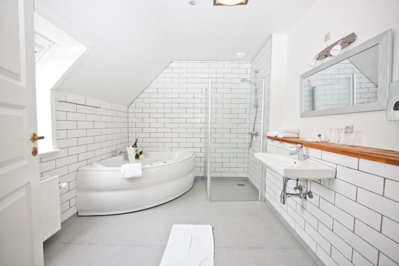 King Room with Spa Bath image 1