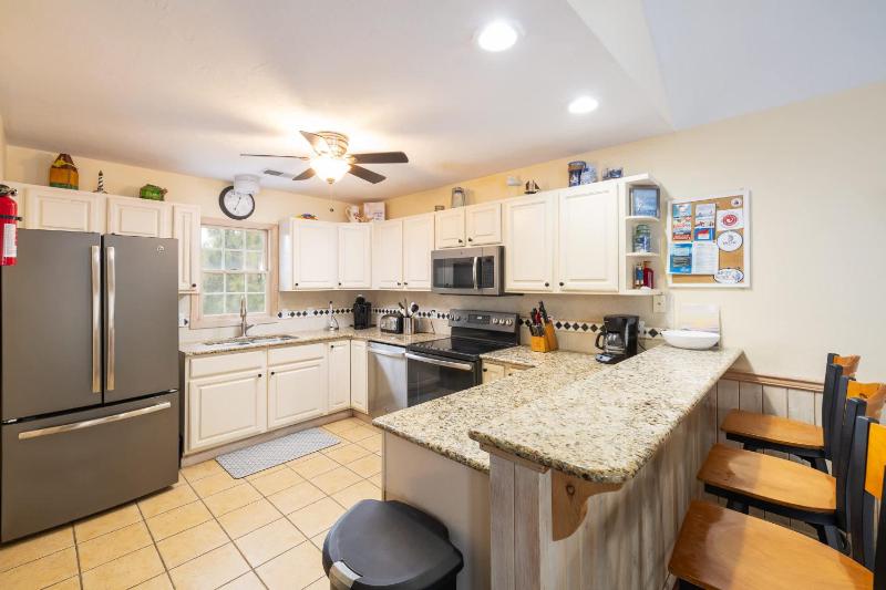 Whalehead Gem with Pool Hot Tub Steps to Beach - image 38