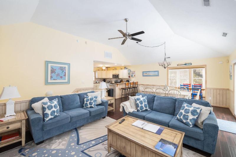 Whalehead Gem with Pool Hot Tub Steps to Beach - image 6