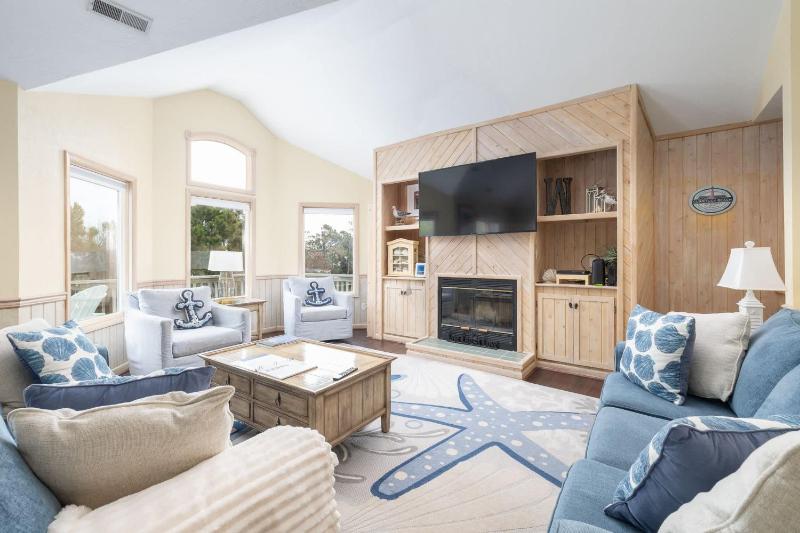 Whalehead Gem with Pool Hot Tub Steps to Beach - image 17