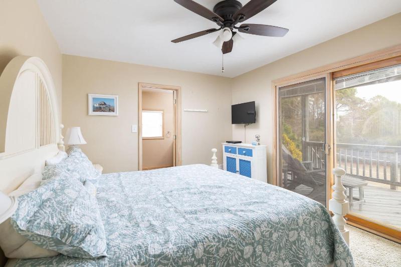 Whalehead Gem with Pool Hot Tub Steps to Beach - image 23