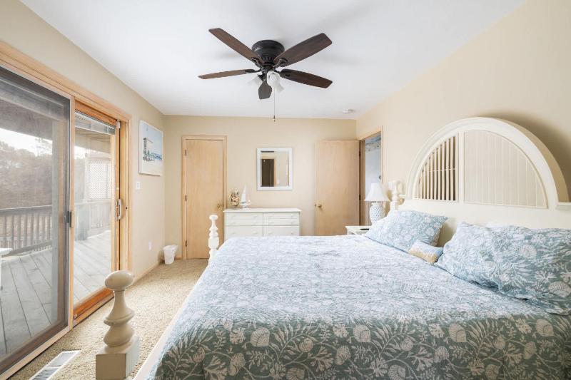 Whalehead Gem with Pool Hot Tub Steps to Beach - image 37