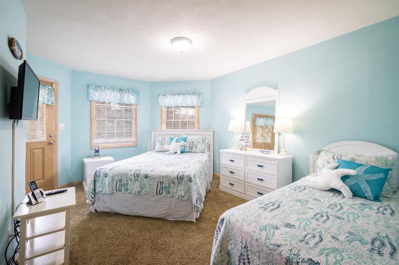 Whalehead Gem with Pool Hot Tub Steps to Beach - image 27
