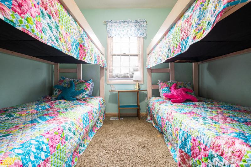 Whalehead Gem with Pool Hot Tub Steps to Beach - image 12