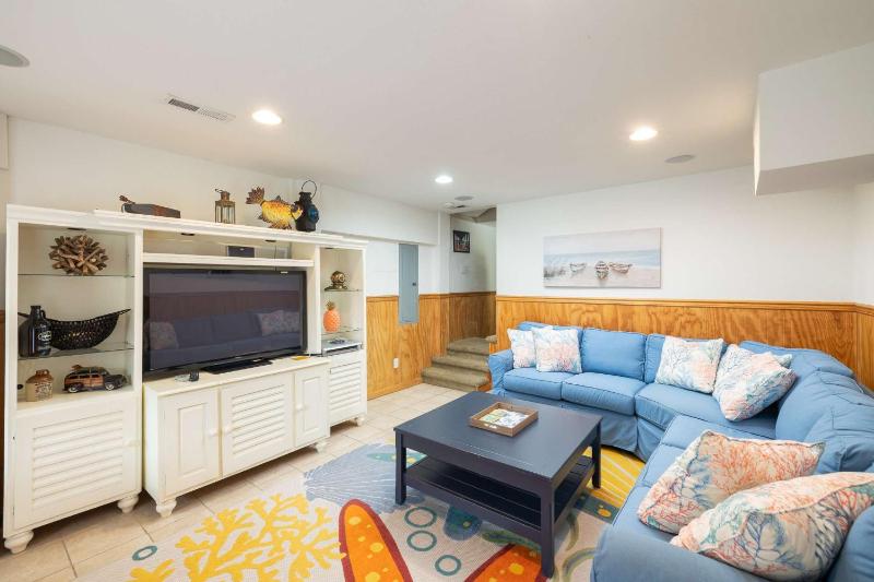 Whalehead Gem with Pool Hot Tub Steps to Beach - image 2