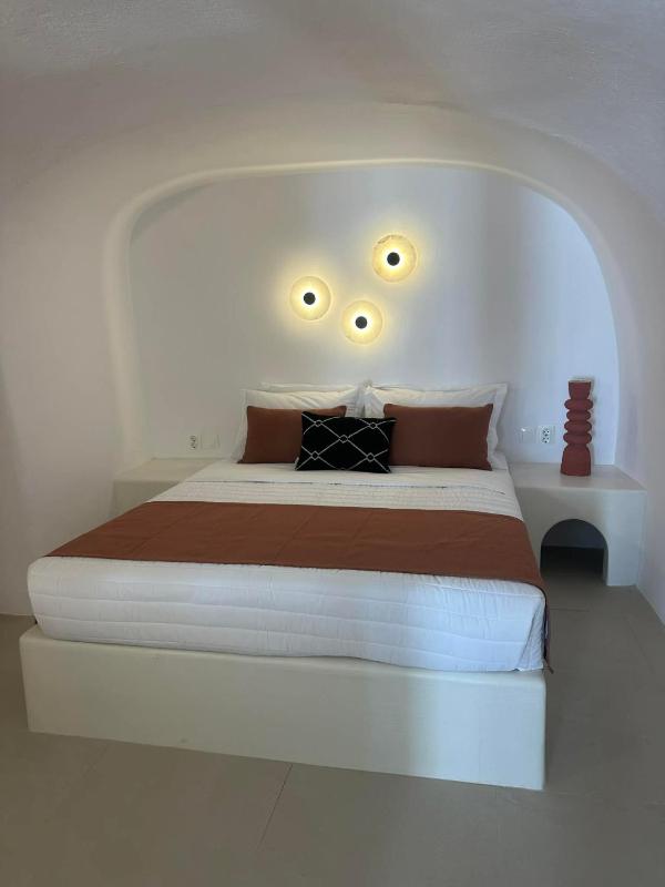 You and Me Suites Oia - image 28