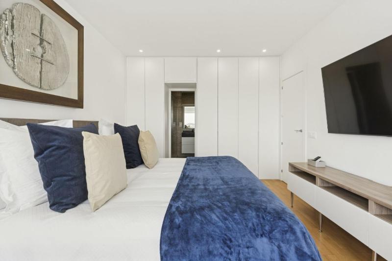 2-Bed Apartment with Views of Plaza de Colón - image 9