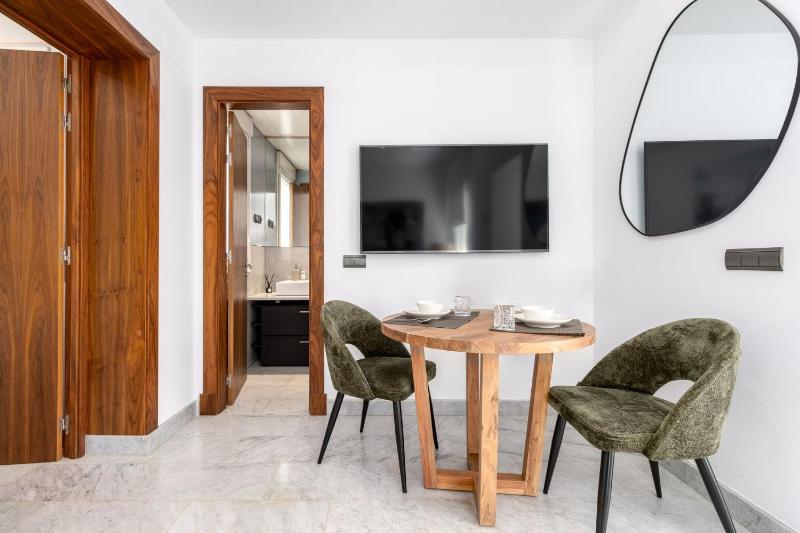 Cozy Apartment for 2 on Exclusive Street Madrid - image 11