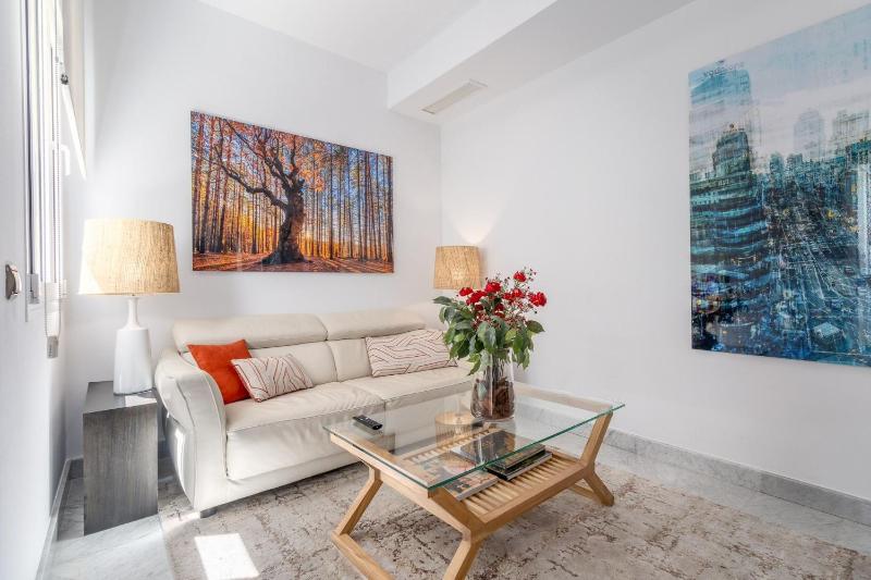 Cozy Apartment for 2 on Exclusive Street Madrid - image 1