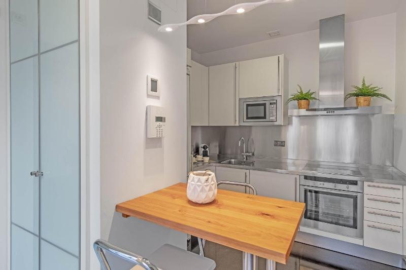 Cozy Apartment for 2 on Exclusive Street Madrid - image 8