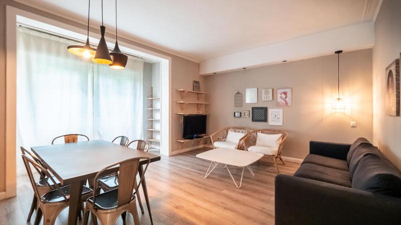 Magnificent 4 bedroom apartment in Eixample - image 1