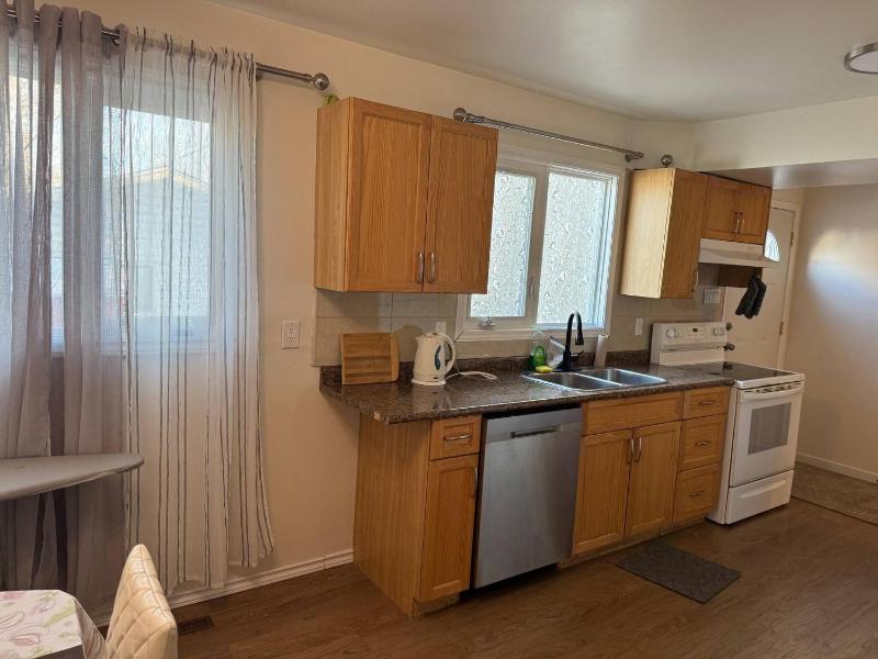 Exclusive Main Floor 3-Bedroom Apartment in Quiet Edmonton Neighborhood - image 29