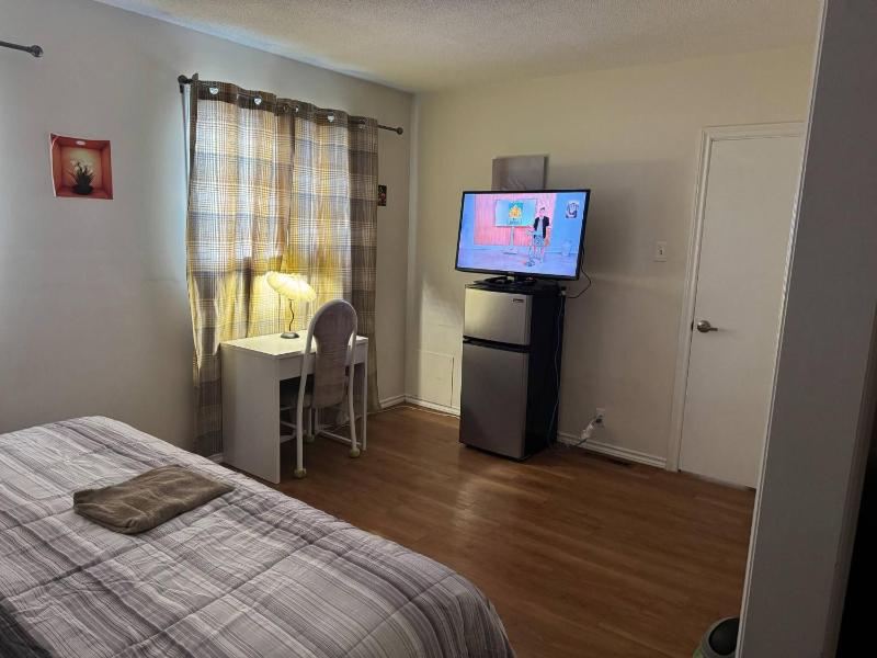 Exclusive Main Floor 3-Bedroom Apartment in Quiet Edmonton Neighborhood - image 19