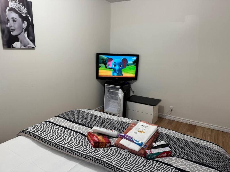 Exclusive Main Floor 3-Bedroom Apartment in Quiet Edmonton Neighborhood - image 13