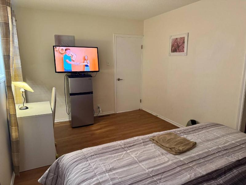 Exclusive Main Floor 3-Bedroom Apartment in Quiet Edmonton Neighborhood - image 16