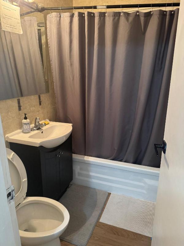 Exclusive Main Floor 3-Bedroom Apartment in Quiet Edmonton Neighborhood - image 17
