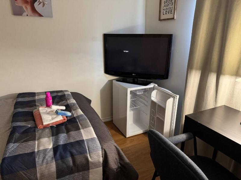 Exclusive Main Floor 3-Bedroom Apartment in Quiet Edmonton Neighborhood - image 25
