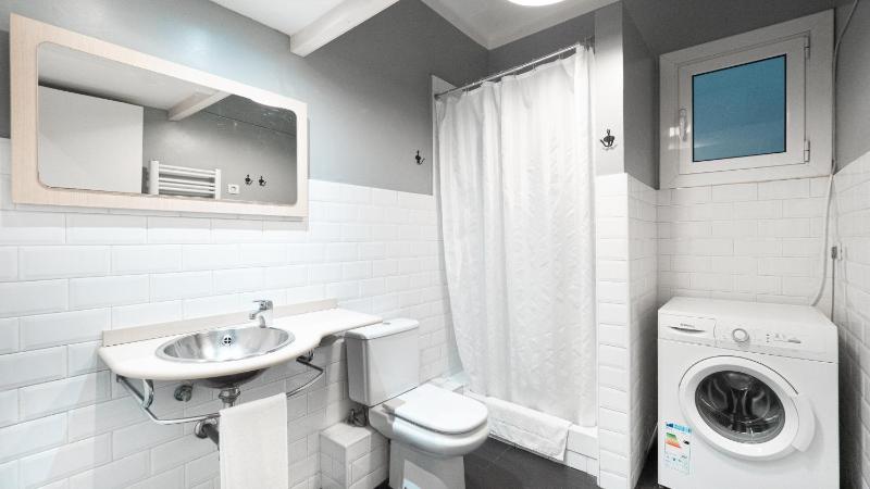 Magnificent 4 bedroom apartment in Eixample - image 4